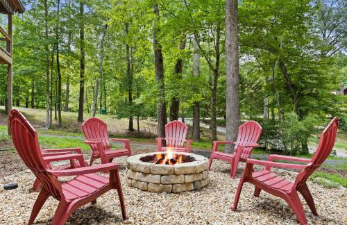 5-Star Cabin wHot Tub, Game Room, & Resort Perks! - Foto 22