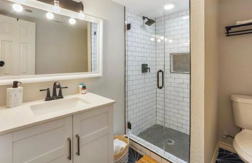 Cozy Heights 2 BD Bungalow, Walkable - Foto 7