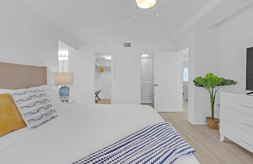 Waterfront Oasis 2BR 2BA with Pool, Gym, Balcony & Parking - Foto 22