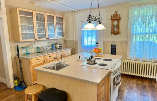 Berkshire Retreat Grand Home with Hot Tub and Large Yard, 5 mins from Jiminy Peak - Foto 38