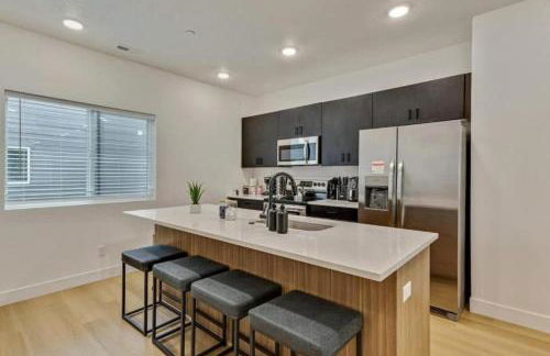 3 Min to DT - 2 Car Garage - Lux Townhome - King Bed - Foto 15