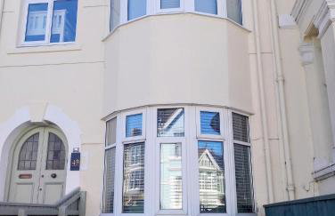 Substantial 5 bedroom townhouse with disabled access apartment, private off road parking space with EV point from 15th April 26, jaccuzi bath, Netflix and Wifi, near Argyle, boutique shops eateries and pubs - Foto 80