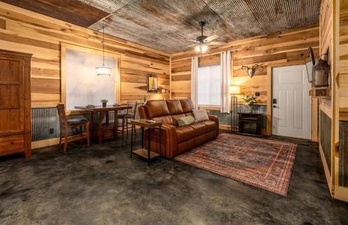 Romantic Cottage w Hot Tub & Views - Photo 28