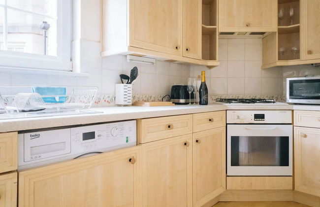 Snug & Serene 2BD Flat - Roseburn - Photo 9