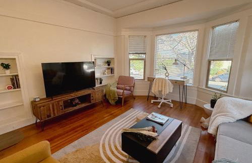 Bright, Modern & Artsy Space - Photo 18