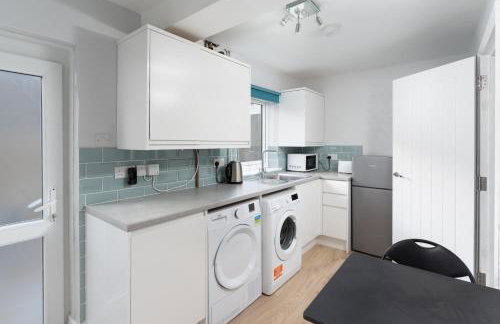 Large newly refurbished modern house, part sea views, south facing garden, parking - Photo 14