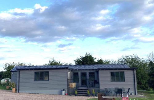 POPPY LUXURY LODGE Sleeps 8 at Fairview Farm, Ravenshead, Nottingham Near Sherwood Forest, Dog Friendly, Farm Stay great for wedding groups, families, Hen Do's, friends gatherings with amazing views - Foto 1