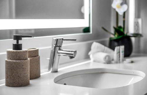 Luxury by the Beach with Pool, Gym, Game Room - Photo 26