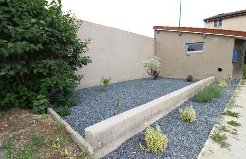 Verdun Centre - Full climatisation - 3 chambres - 7 couchages - 10 personnes - Parking Proche - Terrain 800m2 - Balnéothérapie - Air de jeux extérieurs - TOP CONFORT - Géré par PrestaZen'Services - Photo 54