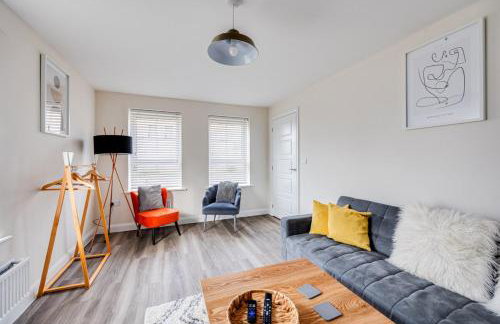 Detached House in Brooklands - Prime Location - Driveway Parking, Self-Check-In, Fast WiFi and Smart TV by Yoko Property - Foto 21