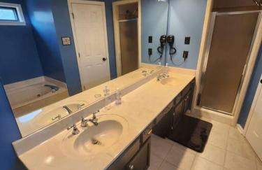 Large near Shops/Dining & easy access to freeway - Foto 39