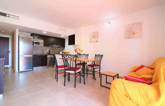 Pretty Apartment With Balcony - Photo 19