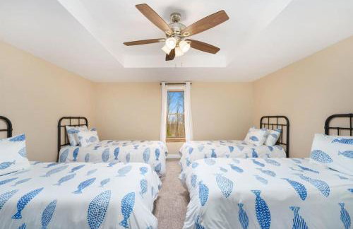 Peaceful Forested 5 Bdrm Near Lake sleeps up to 16 - Photo 16