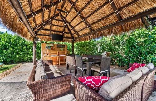 Boho Tiki Villa w Heated Saltwater Pool, King Beds & 6TVs - Photo 9