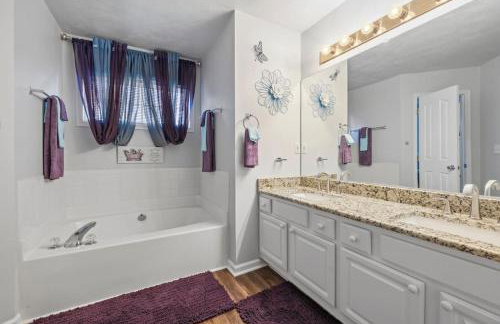 Elegant Retreat Spacious with Outdoor Fireplace - Foto 33