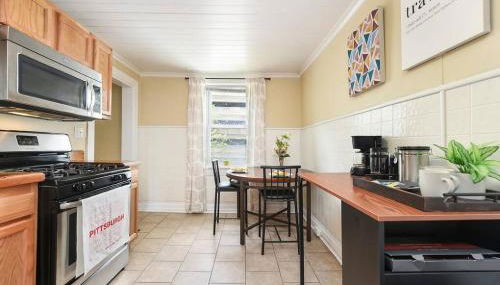 HostWise Stays - Block to AGH - King Bed, Free Off Street Parking - Foto 2