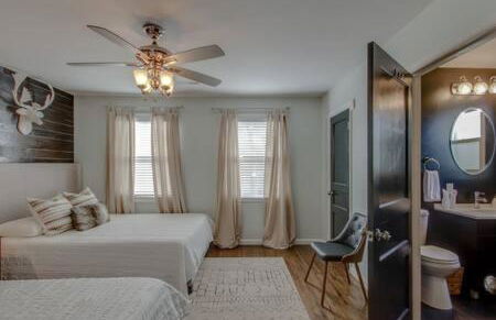 1-Story Home, Fenced Yard, Grill, Firepit, Parking, Sleeps 10, Pet-Friendly, Smart TVs, 10 Mins to Nissan Stadium & Five Points, Cozy Bedrooms, Outdoor Fun, Perfect for Families & Groups - Foto 21