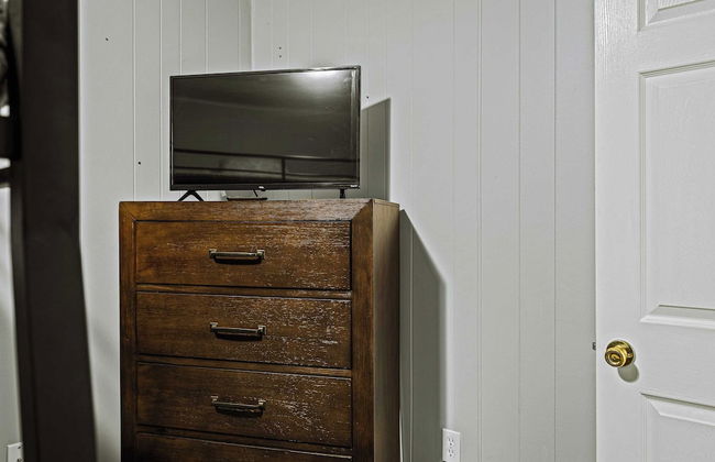 Frolic on Fern by Avantstay Enclosed Deck w/ Forest Views, Bar - Photo 17