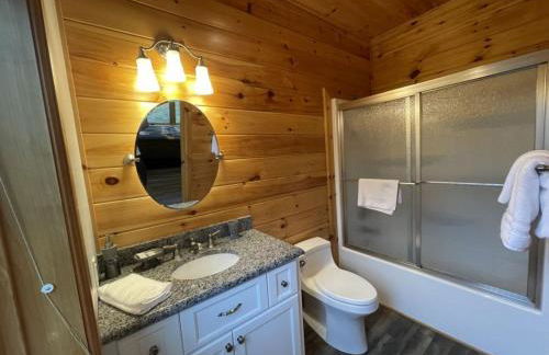 Nature lovers dream! Steps from fishing plus 140 acres of hiking! 4 Bedroom Home by RedAwning - Foto 40