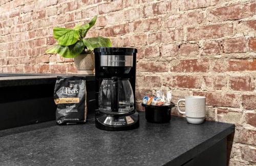 Unique Black Home in the Heart of Shelby Park - Foto 25