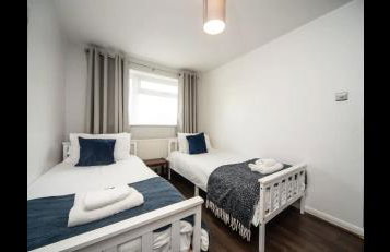 Spacious Chessington home with parking & garden - Photo 6