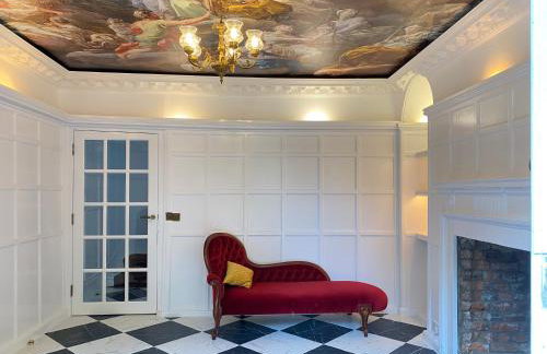 Luxury Grand Windsor Mansion Private 5 Acres & Helipad - Photo 4