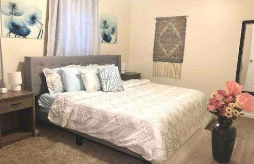 * Radiant Retreat * King Bed * Long Term Stays * - Foto 3