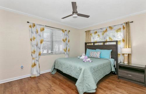 Spacious 4BR 2 5BA Family Retreat Pool Near Beach - Foto 31