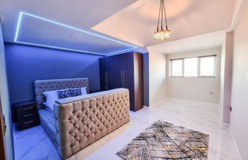 Luxury City Stay: 2-BR Penthouse - Foto 11