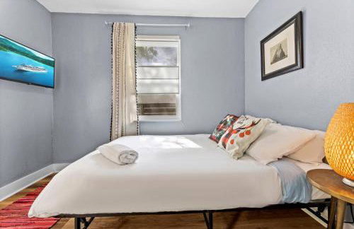 Authentic ATX Gem with Cowboy Pool, Vibe with Downtown & Local Eateries - Foto 3