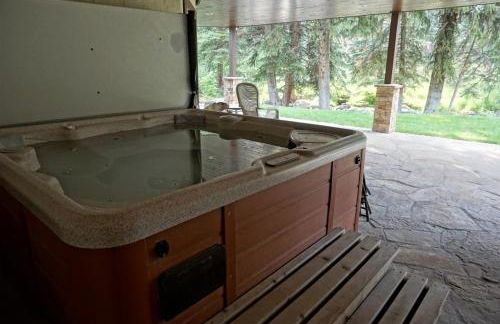 Outdoor Private Hot Tub, In Home Movie Theater, Luxurious Creekside Home - Photo 52