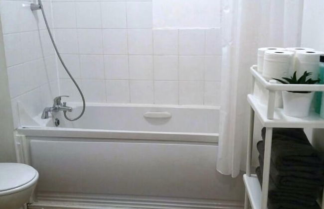 Bright & Modern 2BR Apartment Parking - Foto 12