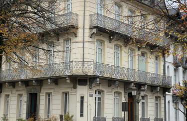 Ground Floor - Hauseman Building close to Thermes - Foto 1