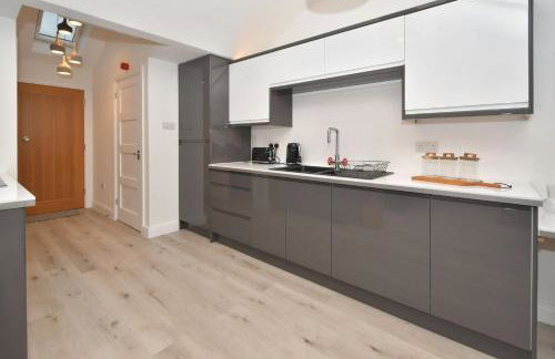 Antrobus Deluxe Apartments by YourStays - Photo 3