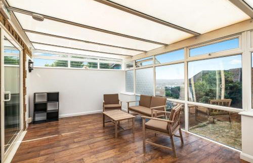 Stylish 5-Bedroom House, Accommodates 10, Fast Wi-Fi & Private Garden - Foto 18