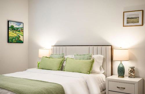 Spacious 5BR Getaway w Game Room & Modern Comfort - Photo 75