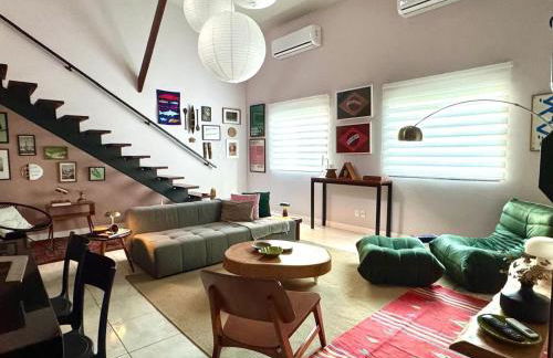 Descubra a Casa Felicidade em Belém! Climatizada, com sala ampla, 2 quartos, mezanino e Wi-Fi veloz. Localização central perto de atrações e gastronomia. Viva a Amazônia com conforto exclusivo. Reserve já sua experiência inesquecível! - Photo 1