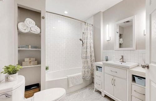 Walk to Transit and Eats! Urban Oasis in Newton - Foto 25