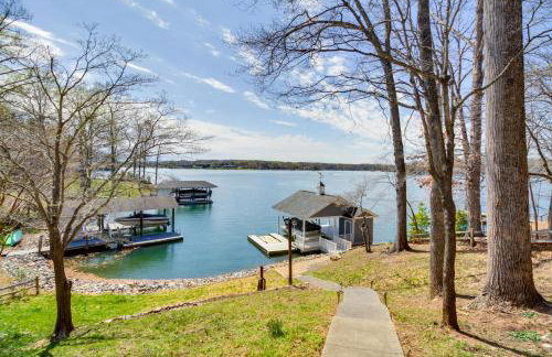 Smith Mountain Lake Getaway w/ Private Dock! - Foto 1
