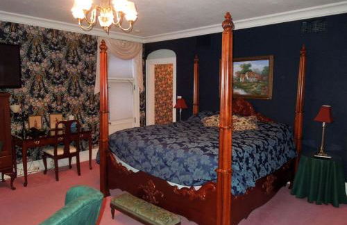 Amazing Villa Rental near Lake Michigan for Family or Group Glamping Vacations in Sheboygan, Wisconsin - Photo 12