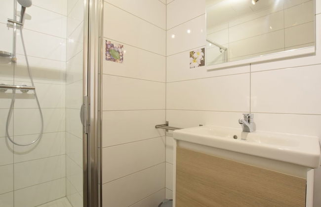 Lavish Holiday Home in Chassepierre With Terrace - Photo 15