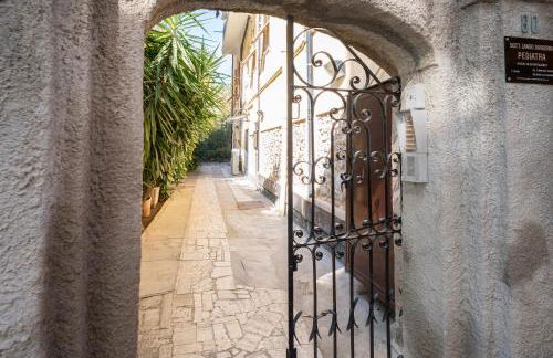 A step from the Beach - Roomy Apt with Sea Glimpse - Foto 21