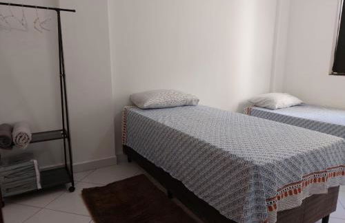 Dois quartos Cozinha completa Wi Fi Self check in com senha Central e perto de tudo a 4,4Km da Rodoviária e 15,4 km do Aeroporto Apartamentos 102 e 302 - Foto 4