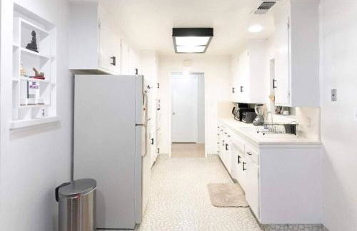 SunHouse 1410sqft BBQ 3xTVs Pets W/D Backyard - Photo 32