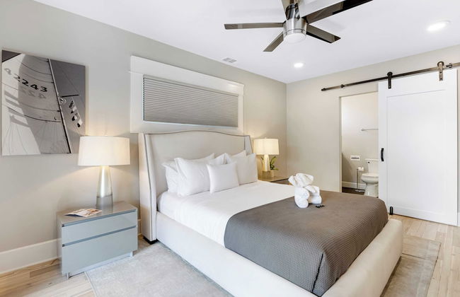 Luxe Backyard Oasis w/ Hot Tub Chic Design South Park Sanctuary - Foto 50