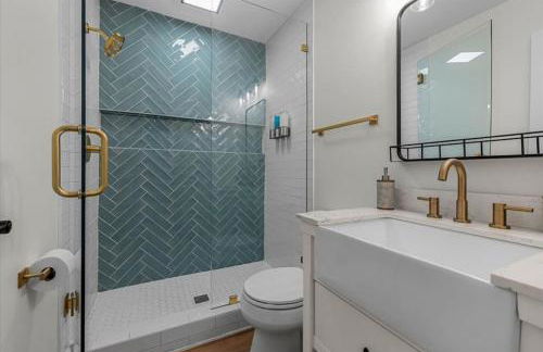 Comforting Lakeside Retreat in Gated Community - Foto 7