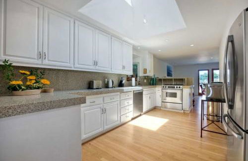 Serene Coastal Home Sleeps 8 - 1 Mile from Beach - Foto 18