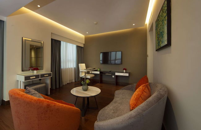 Number One Tower Suites - Photo 25