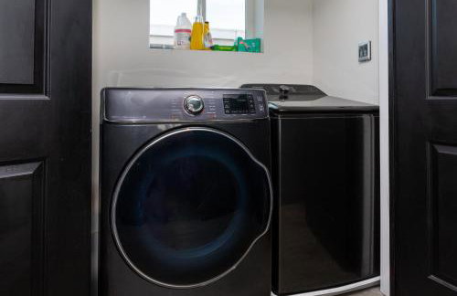 Spacious Luxury Villas in the heart of LA! Free parking and Jacuzzi - Photo 31