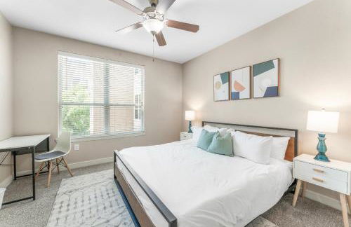 Prime SoCo King Bed 1BR & 2BR Suites w Gym, Pickleball, Laundry - Photo 23